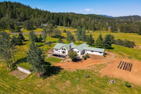 Vineyard Farmhouse in Oakland with Hot Tub!